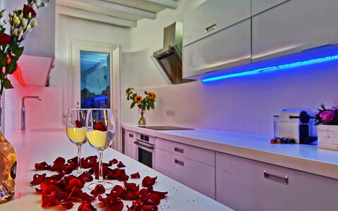 Fanaria Villa: Interior Design, Beleuchtung, Möbel, Zimmer, Countertop, Drinkware, Küche, Armatur, Flasche, Light Fixture