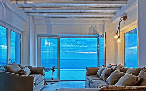 Fanaria Villa: Blau, Möbel, Meer, Stuhl, Ozean, Resort, Couch, Hotel, Wohnzimmer