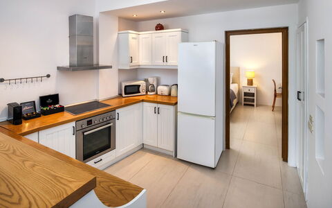 Guest House Levantes: Möbel, Küche, Küchengerät, Countertop, Interior Design, Cabinetry, Flooring, Major Appliance, Holz, Fussboden