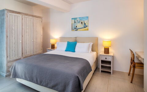 Guest House Levantes: Möbel, Interior Design, Bett, Schlafzimmer, Fussboden, Holz, Flooring, Bettdecke, Bedding, Textil