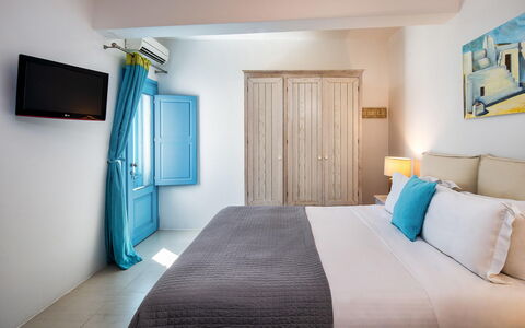 Guest House Levantes: Blau, Möbel, Schlafzimmer, Fussboden, Wohnung, Bett, Zimmer, Bedding, Resort, Bettrahmen