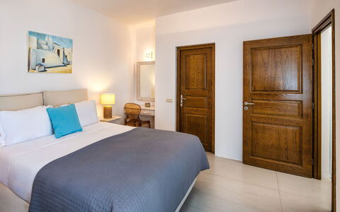 Guest House Levantes: Möbel, Interior Design, Flooring, Fussboden, Holz, Zimmer, Decke, Bett, Schlafzimmer, Beleuchtung