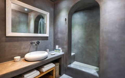 Guest House Levantes: Interior Design, Flooring, Armatur, Fussboden, Installation, Badezimmer, Decke, Zapfhahn, Natürliches Material