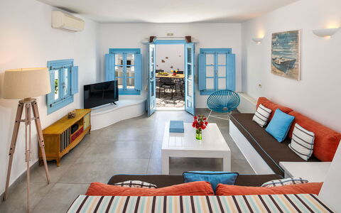 Guest House Livas: Möbel, Interior Design, Couch, Flooring, Decke, Wohnung, Wohnzimmer, Zimmer, Fussboden, Tabelle