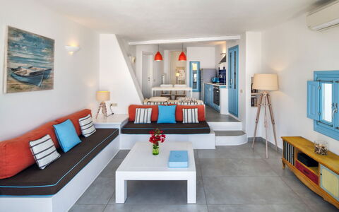 Guest House Livas: Blau, Möbel, Interior Design, Tabelle, Wohnung, Stuhl, Wohnzimmer, Couch, Dekokissen