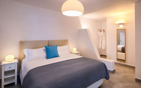 Guest House Livas: Möbel, Interior Design, Bett, Schlafzimmer, Flooring, Fussboden, Holz, Bedding, Zimmer, Bettdecke