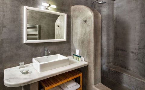 Guest House Livas: Flooring, Fussboden, Armatur, Badezimmer, Installation, Sinken, Linens, Fliese, Zapfhahn, Kissen