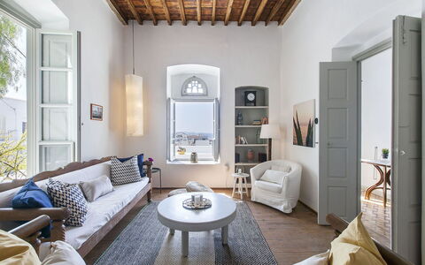 Halki Villa: Möbel, Interior Design, Flooring, Fussboden, Decke, Wohnzimmer, Zuhause, Tabelle, Stuhl, Zimmer