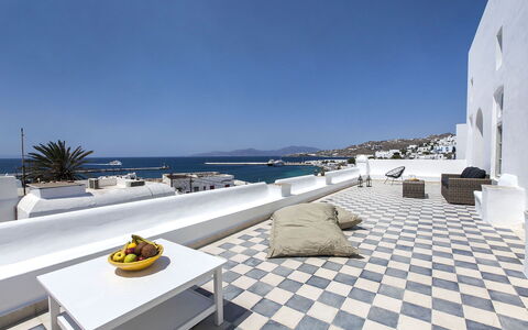 Halki Villa: Balkon, Hotel, Fliese, Gartenmöbel, Hof