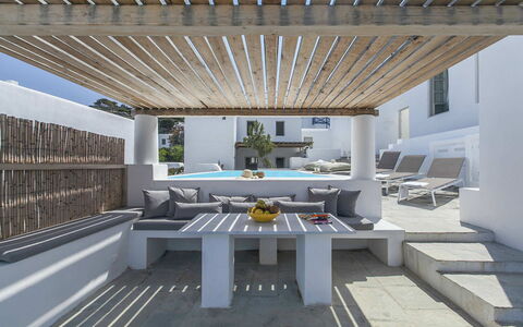 Halki Villa: Fussboden, Verbundwerkstoff, Gartenmöbel, Stuhl, Pergola, Schatten, Balkon, Design, Natürliches Material, Hof