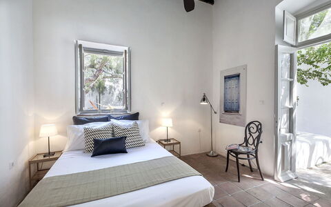 Halki Villa: Schlafzimmer, Bett, Flooring, Möbel, Zuhause, Fussboden, Interior Design, Bettdecke, Bedding, Bettrahmen