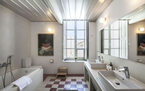 Halki Villa: Armatur, Interior Design, Flooring, Badezimmer, Sinken, Decke, Bad Sink, Fussboden, Zapfhahn, Installation