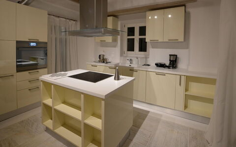 Krystalo: Cabinetry, Küche, Möbel, Countertop, Flooring, Interior Design, Küchengerät, Holz, Fussboden, Major Appliance