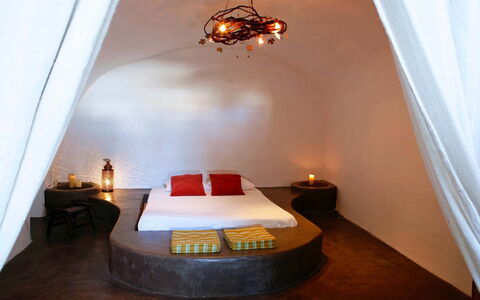 Mansion Kyani: Beleuchtung, Decke, Möbel, Interior Design, Light Fixture, Schlafzimmer, Zimmer, Bett, Bedding, Design