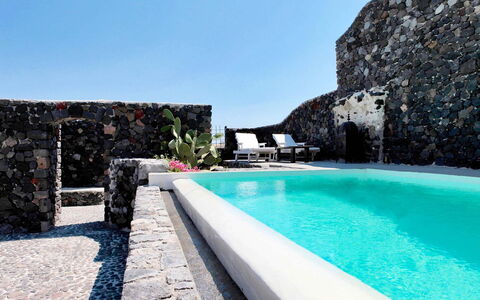 Mansion Kyani: Steinwand, Schwimmbad, Resort