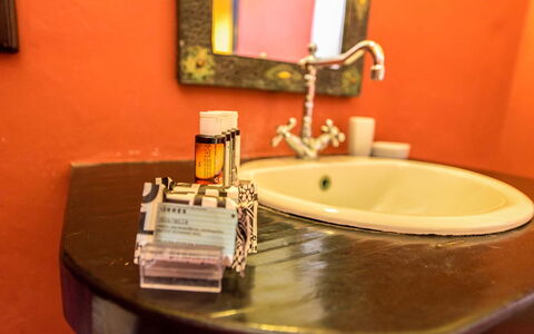 Mansion Sophia: Orange, Bad Sink, Interior Design, Installation, Armatur, Zapfhahn, Zimmer, Sinken, Badezimmer, Holzbeize