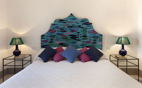 Mansour: Blau, Möbel, Interior Design, Schlafzimmer, Wand, Fussboden, Bettdecke, Bett, Bedding, Flooring
