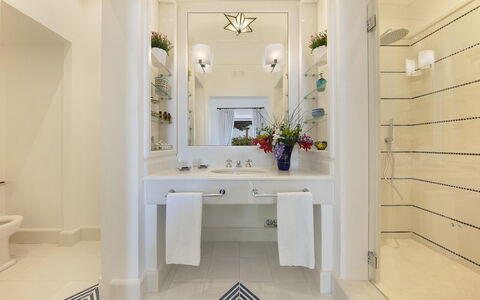 Mansour: Interior Design, Wand, Armatur, Bad Sink, Flooring, Badezimmer, Fussboden, Sinken, Decke, Zapfhahn
