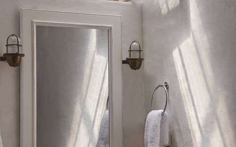 Nemo Retreat: Wand, Armatur, Interior Design, Bad Sink, Spiegel, Sinken, Zapfhahn, Badezimmer, Installation, Light Fixture