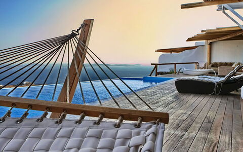 Queen Villa: Holz, Gartenmöbel, Deck, Deck, Sonnenliege, Hartholz, Resort, Holzboden, Schatten, Schwimmbad