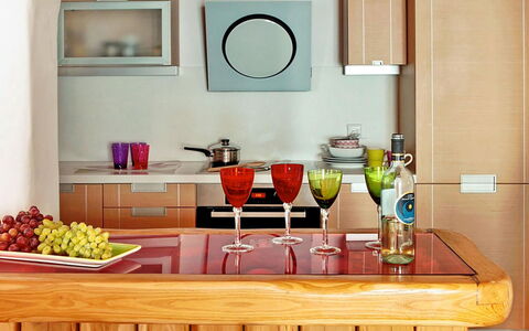Queen Villa: Möbel, Küche, Holz, Countertop, Interior Design, Geschirr, Cabinetry, Küchengerät, Flooring, Flasche