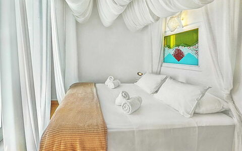 Queen Villa: Möbel, Interior Design, Schlafzimmer, Bett, Bedding, Textil, Linens, Bettdecke, Beleuchtung, Vorhang