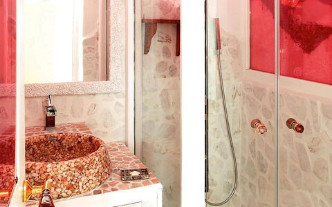 Queen Villa: Badezimmer, Wand, Armatur, Interior Design, Fussboden, Flooring, Installation, Zapfhahn, Beleuchtung, Rosa