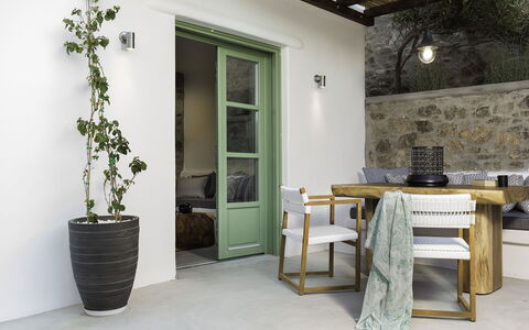 Romantic Getaway: Möbel, Wand, Interior Design, Flooring, Blumentopf, Fussboden, Tabelle, Stuhl, Zuhause, Zimmerpflanze