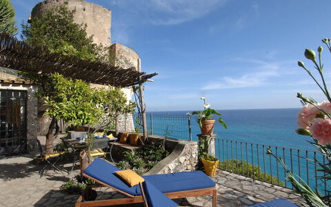 Romantic Tower: Blau, Meer, Küste, Küsten Und Ozeanische Forms, Ozean, Blumentopf, Balkon, Zimmerpflanze, Bucht, Tropen