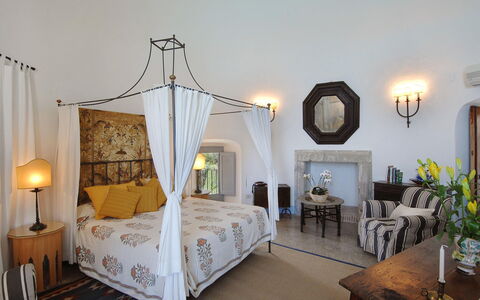 Romantic Tower: Möbel, Interior Design, Wand, Decke, Flooring, Fussboden, Zimmer, Bett, Schlafzimmer, Beleuchtung