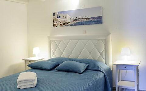 Rose Studio 1: Möbel, Bett, Schlafzimmer, Bedding, Bettdecke, Fussboden, Flooring, Interior Design, Linens, Bettrahmen
