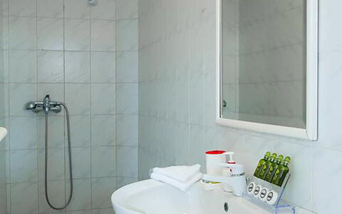 Rose Studio 1: Armatur, Interior Design, Badezimmer, Flooring, Fussboden, Toilleten Sitz, Toilette, Bad Sink, Sinken, Zimmer