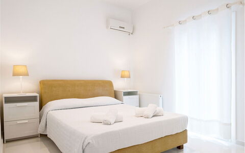 Rose Studio 2: Bett, Möbel, Interior Design, Schlafzimmer, Holz, Fussboden, Bettdecke, Bedding, Flooring, Decke