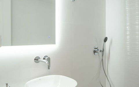Rose Studio 2: Badezimmer, Interior Design, Armatur, Bad Sink, Wand, Sinken, Weiss, Zapfhahn, Flooring, Spiegel