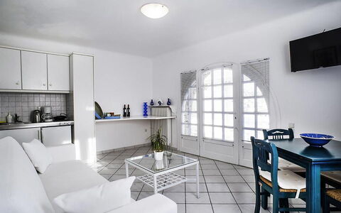 Rose Studio 3: Möbel, Flooring, Wohnung, Interior Design, Fussboden, Decke, Couch, Stuhl, Wohnzimmer