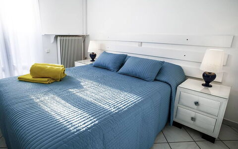Rose Studio 3: Bett, Möbel, Bedding, Schlafzimmer, Bettdecke, Interior Design, Linens, Holz, Fussboden, Flooring
