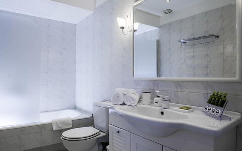 Rose Studio 3: Bad Sink, Armatur, Interior Design, Flooring, Sinken, Fussboden, Badezimmer, Zapfhahn, Installation, Zimmer