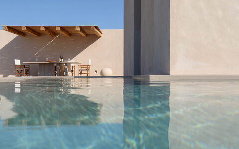 Thera Prince: Verbundwerkstoff, Schwimmbad