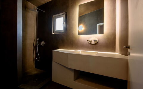 Thera Prince: Wand, Armatur, Bad Sink, Badezimmer, Flooring, Interior Design, Decke, Light Fixture, Sinken, Fussboden
