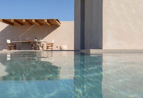 Thera Prince: Verbundwerkstoff, Schwimmbad