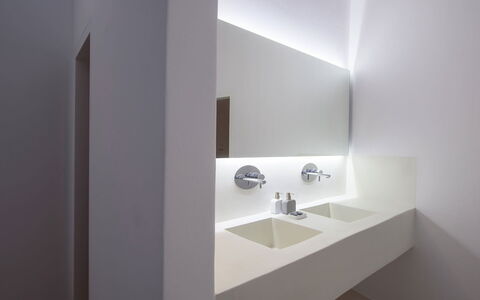 Thera Queen: Armatur, Interior Design, Sinken, Flooring, Zapfhahn, Bad Sink, Badezimmer, Installation, Decke