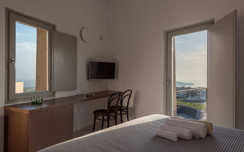 Thera Queen: Meer, Wohnung, Ozean, Schlafzimmer, Balkon, Bett, Bettrahmen, Lampe