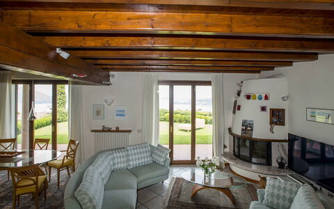 Verbano: Interior Design, Möbel, Holz, Flooring, Fussboden, Zimmer, Decke, Tabelle, Wohnzimmer, Stuhl
