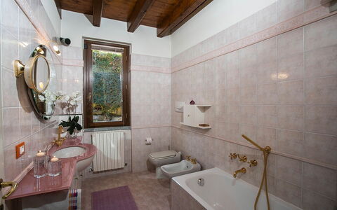 Verbano: Wand, Armatur, Flooring, Badezimmer, Zapfhahn, Interior Design, Bad Sink, Sinken, Installation, Fussboden