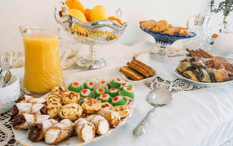 Villa Acreide: Essen, Geschirr, Zutat, Servierware, Dessert, Obst, Fingerfood, Tabelle, Möbel, Dishware