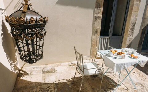 Villa Acreide: Wand, Möbel, Stuhl, Blumentopf, Zimmerpflanze, Lampe, Balkon, Gips, Light Fixture