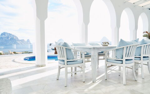 Villa Aldebaran: Möbel, Blau, Stuhl, Tabelle, Interior Design, Meer, Gartenmöbel, Kaffetisch, Ozean, Armlehne