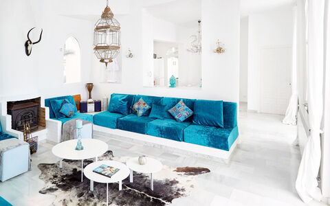 Villa Aldebaran: Möbel, Blau, Interior Design, Couch, Wohnzimmer, Flooring, Fussboden, Zuhause, Dekokissen, Beleuchtung