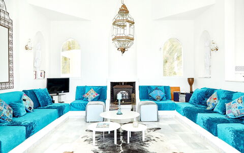 Villa Aldebaran: Blau, Möbel, Interior Design, Couch, Zuhause, Wohnzimmer, Fussboden, Beleuchtung, Flooring