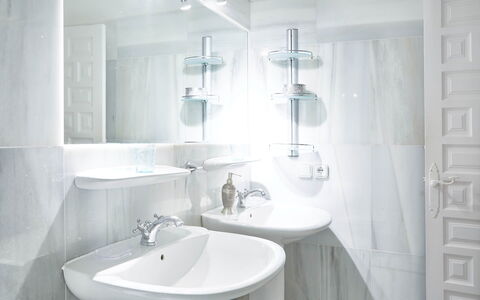 Villa Aldebaran: Bad Sink, Badezimmer, Armatur, Sinken, Interior Design, Flooring, Zapfhahn, Fussboden, Installation, Spiegel